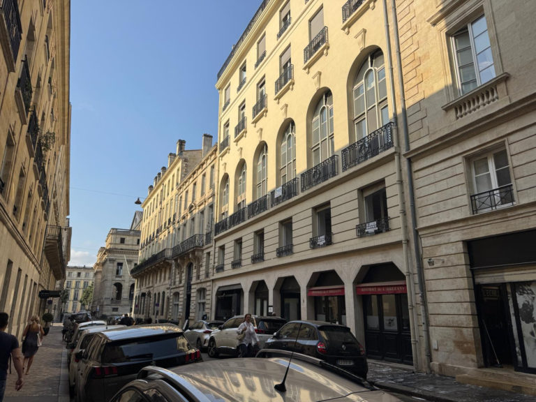 Bordeaux QUINCONCES – Bureau entièrement Rénové – 3 pièces 102 m2