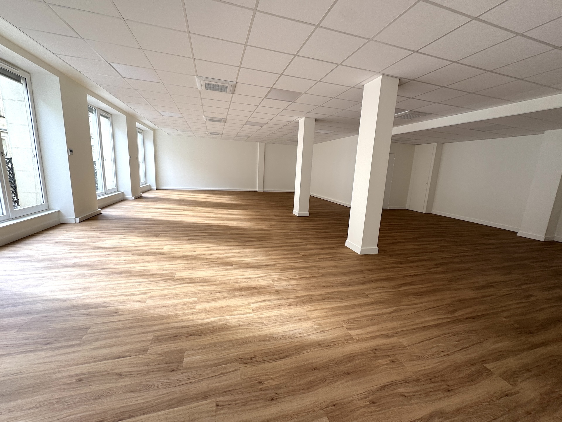 Bordeaux QUINCONCES – Magnifique Bureau Rénové de 125 m2 - photo 3
