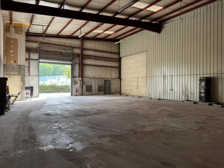 Gradignan – Local d&rsquo;activité / Entrepôt – Rue de la Source – 540 m2